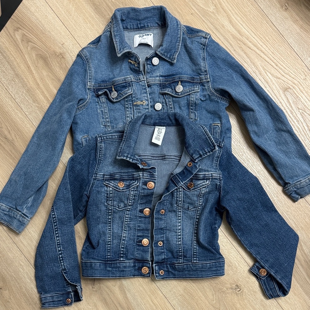 2 kids Jean jacket size 6/7
Old navy and H&M
Like new condition